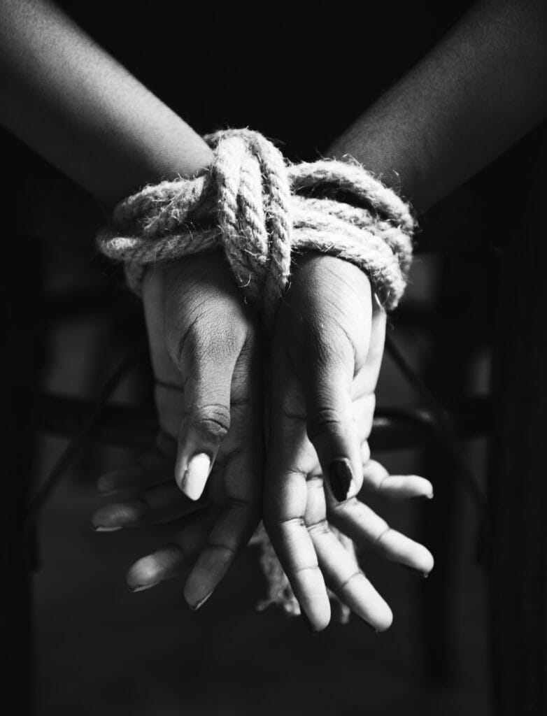 „BDSM játékok dark romance jelenet nyakörvvel, bilincsekkel és szenvedélyes alávetettséggel