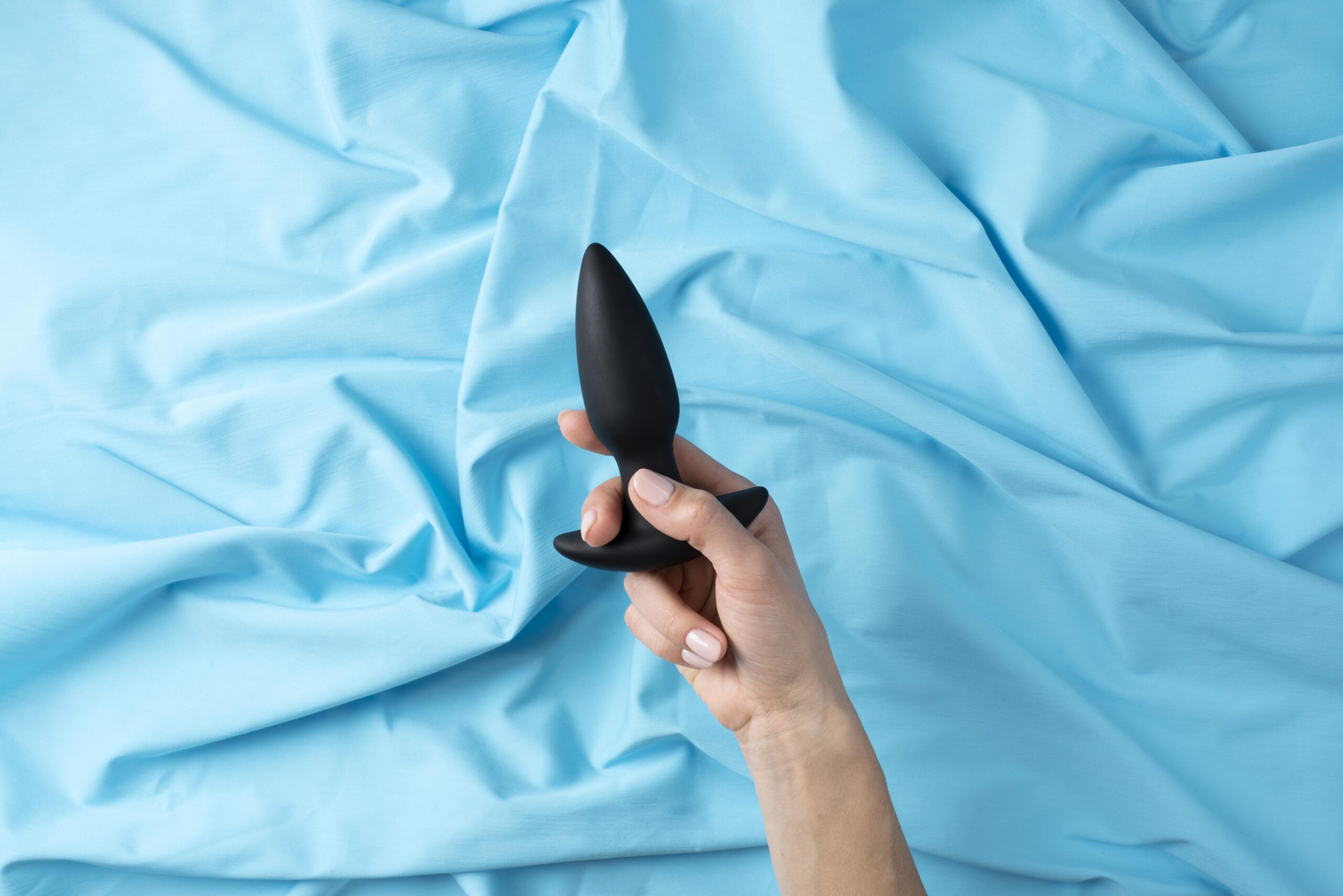 Kezdőknek ajánlott anál plug és vízbázisú síkosító biztonságos análjátékhoz