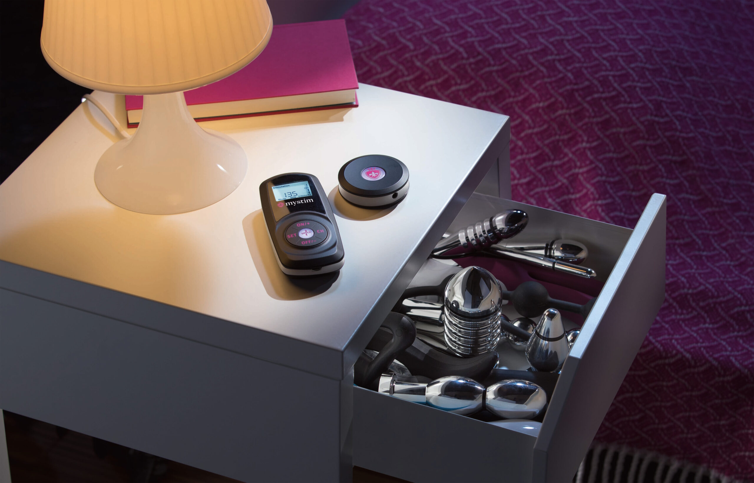 Elegáns prémium szexjáték egy ajándékdobozban, letisztult dizájnnal és luxus megjelenéssel.