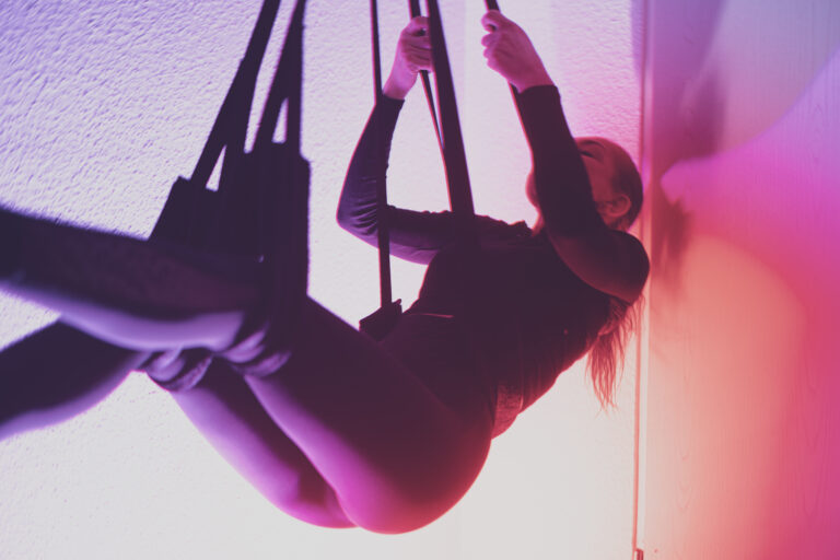 Szex hinták és felfüggeszthető eszközök pároknak, amelyek lehetővé teszik a gravitáció nélküli játékot és kreatív pózokat.