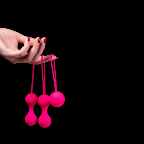 Érzéki pillanat gésagolyó használatával, a nő testét a vibráló öröm és orgazmus öleli körül