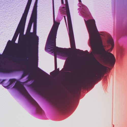 Szex hinták és felfüggeszthető eszközök pároknak, amelyek lehetővé teszik a gravitáció nélküli játékot és kreatív pózokat.